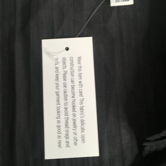 Isaac Mizrahi Live Shirt Womens 1X Black Ruffle V-Neck Smocked Shoulders Plus - Picture 5 of 16